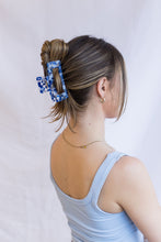 Load image into Gallery viewer, Jumbo Claw Hair Clip (Royal Blue Confetti)
